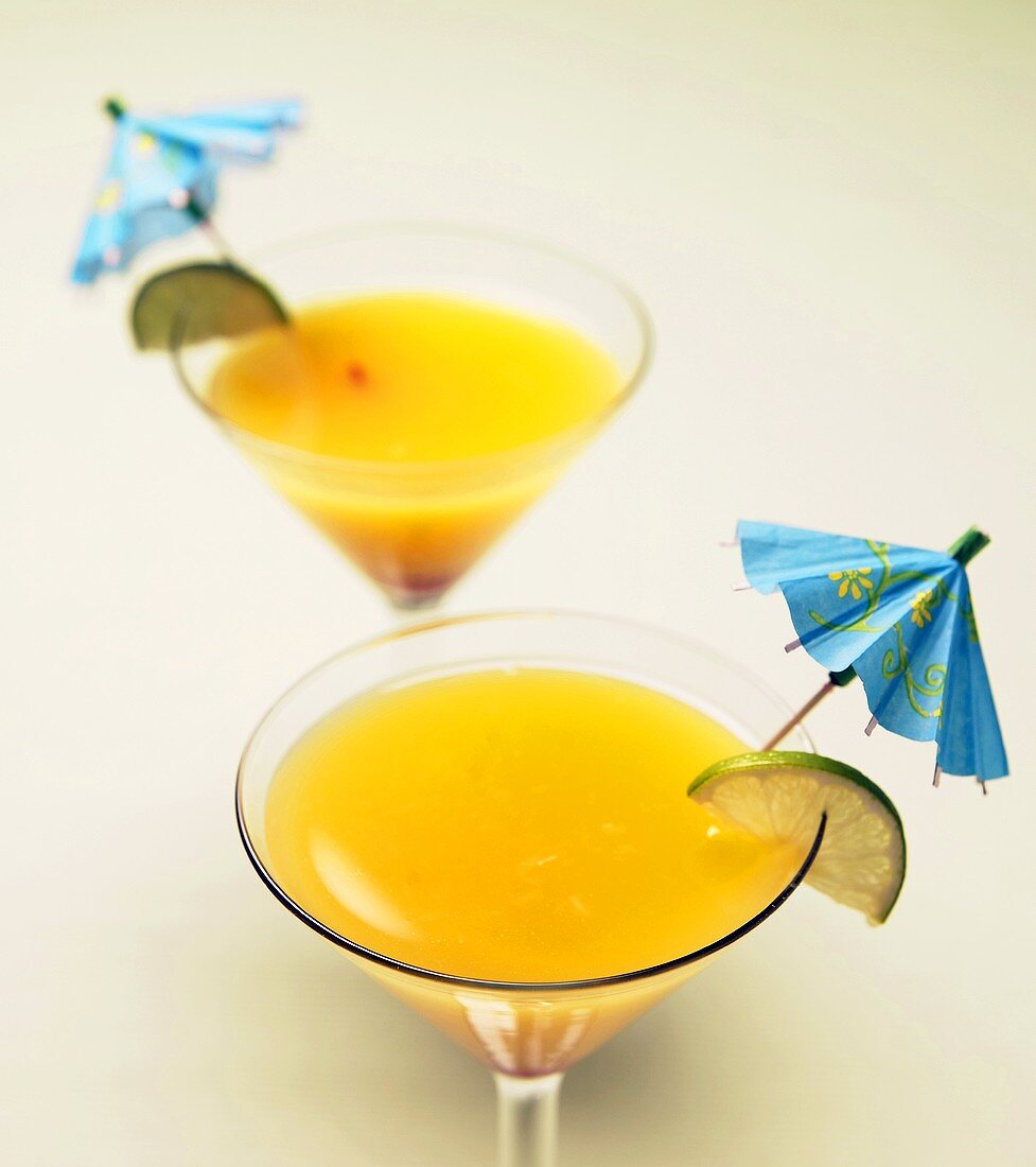 Mango Martinis mit Cocktailschirmchen