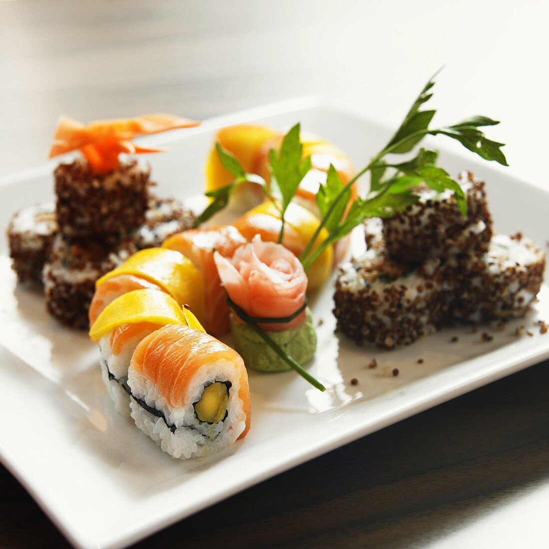 Verschiedene Maki-Sushi mit Ingwer und Wasabi