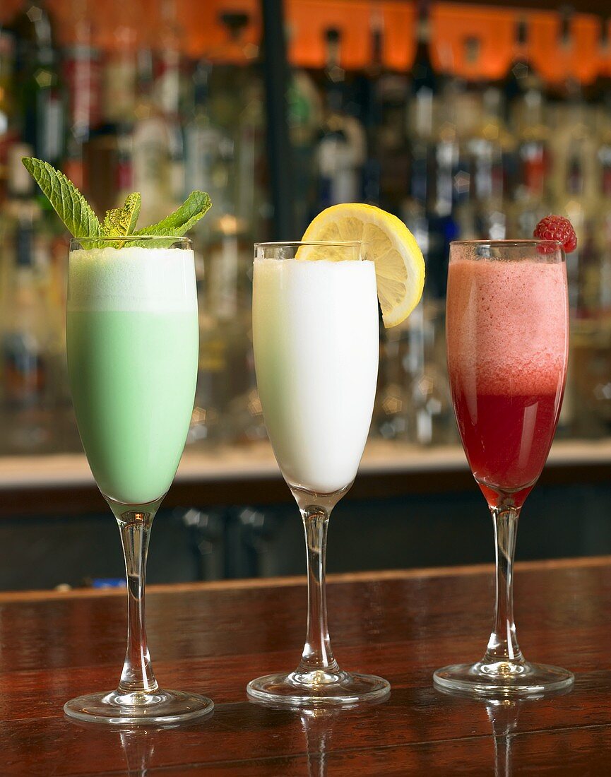 Drei Cocktails in einer Bar