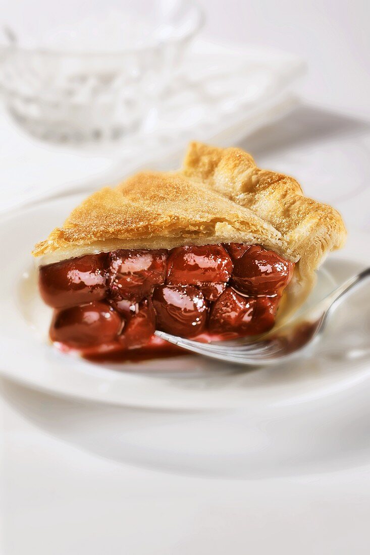 Stück Cherry Pie (gedeckter Kirschkuchen, USA)