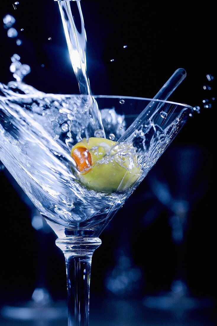 Martini in Glas einschenken