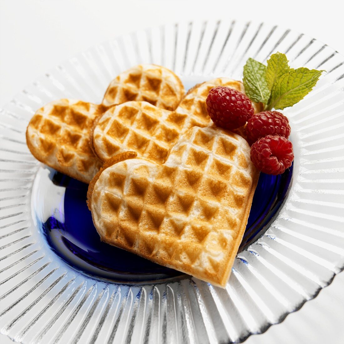 Herzwaffeln mit Himbeeren und frischer Minze