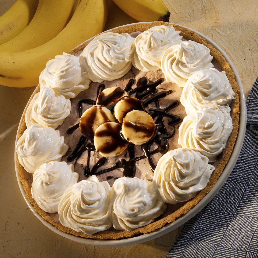 Kuchen mit Bananen-Himbeer-Eis und Sahne