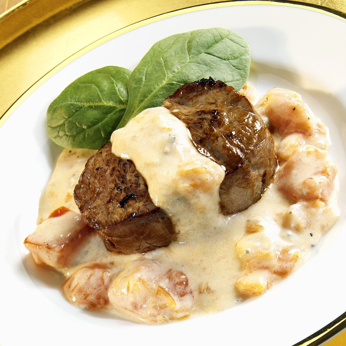 Beef fillet with tomatoes in cheese sauce