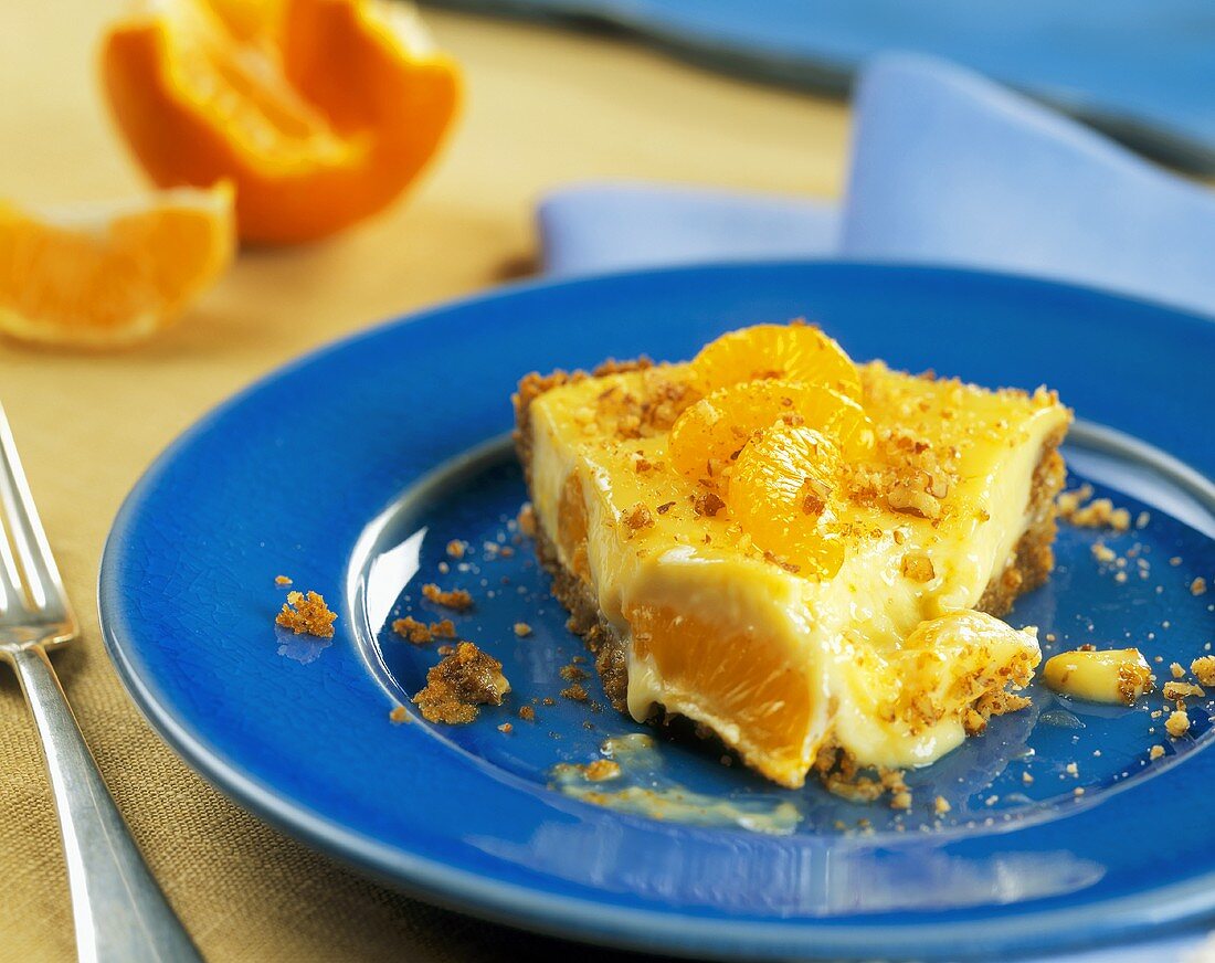 Stück Clementinenkuchen auf blauem Teller