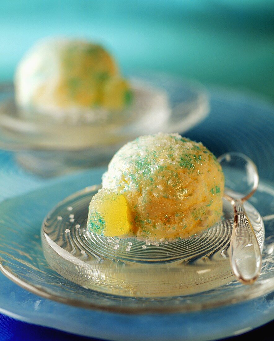 Eis-Iglu (Vanilleeiskugel mit blauem Zucker und Geleebonbon)