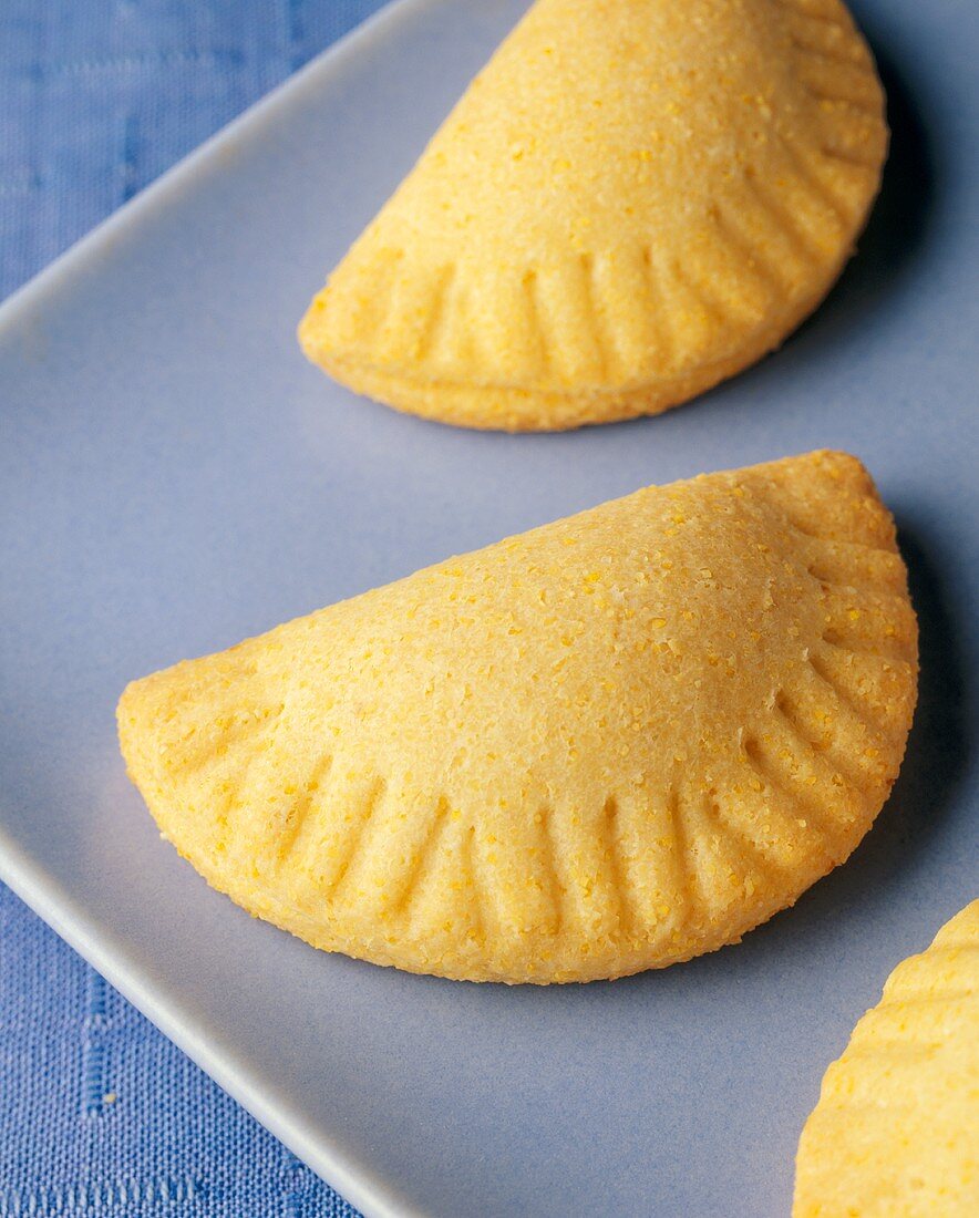 Empanadas auf blauem Teller