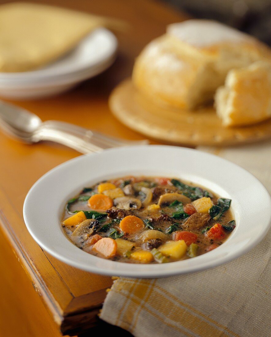 Rindfleisch-Gemüse-Suppe mit Brot