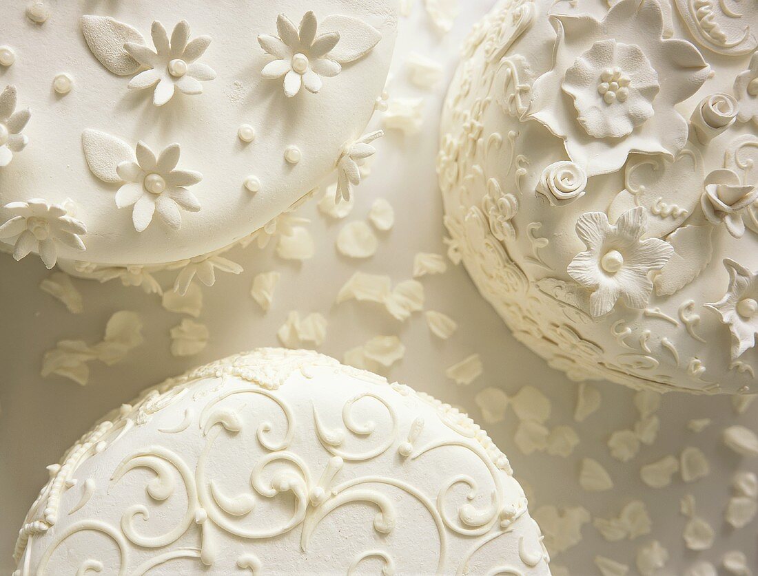 Drei weiße Hochzeitstorten mit Zuckerblüten