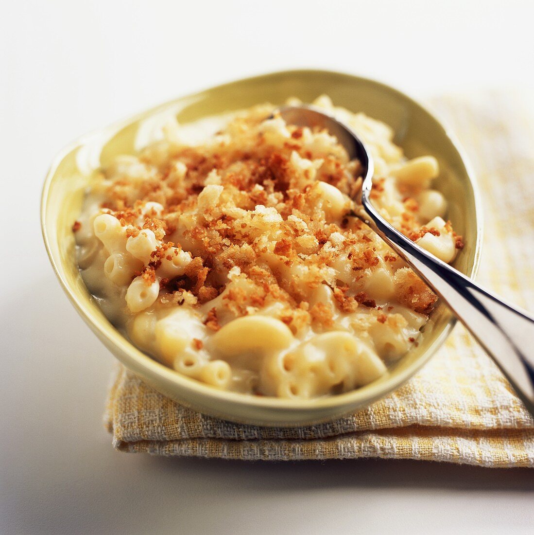 A Bowl of Creamy Macaroni and Cheese with Breadcrumb Topping