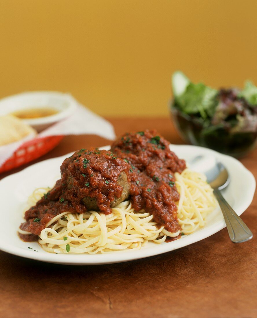 Linguine mit Hackbällchen und Tomatensauce