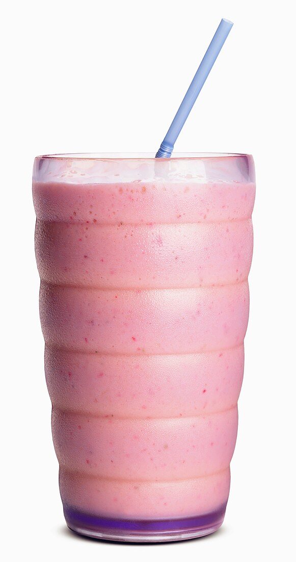 Erdbeersmoothie mit blauem Strohhalm