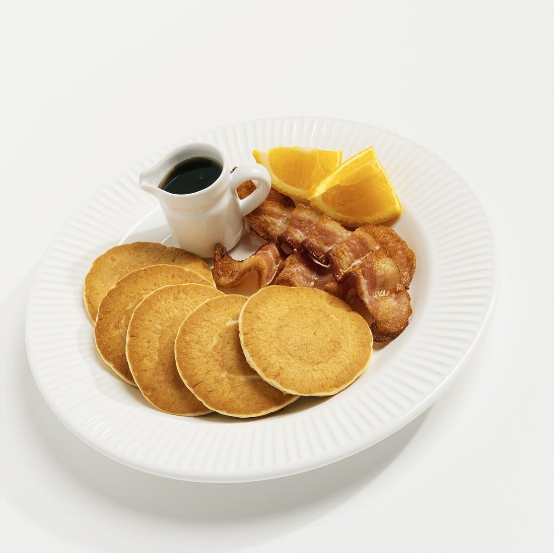 Pancakes mit Bacon, Ahornsirup und Orangen