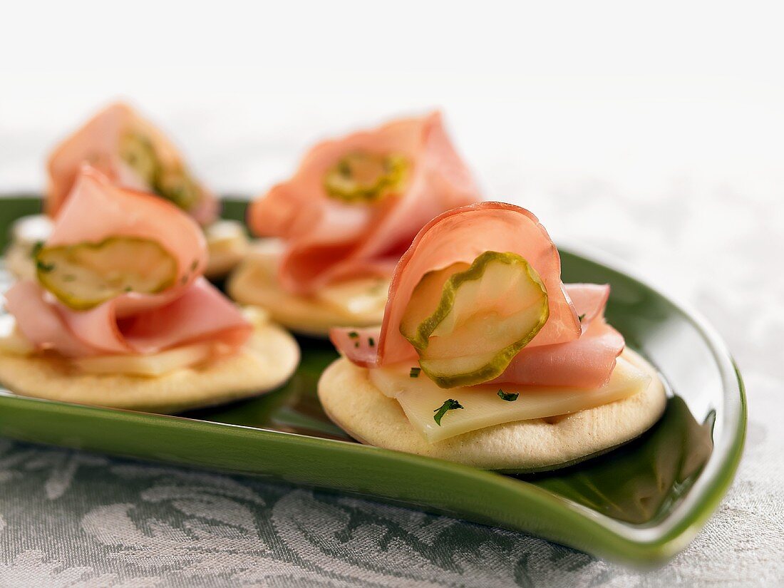 Cracker mit Käse, Schinken und Essiggurken