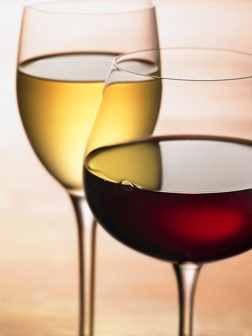 Glas Rotwein vor Glas Weißwein