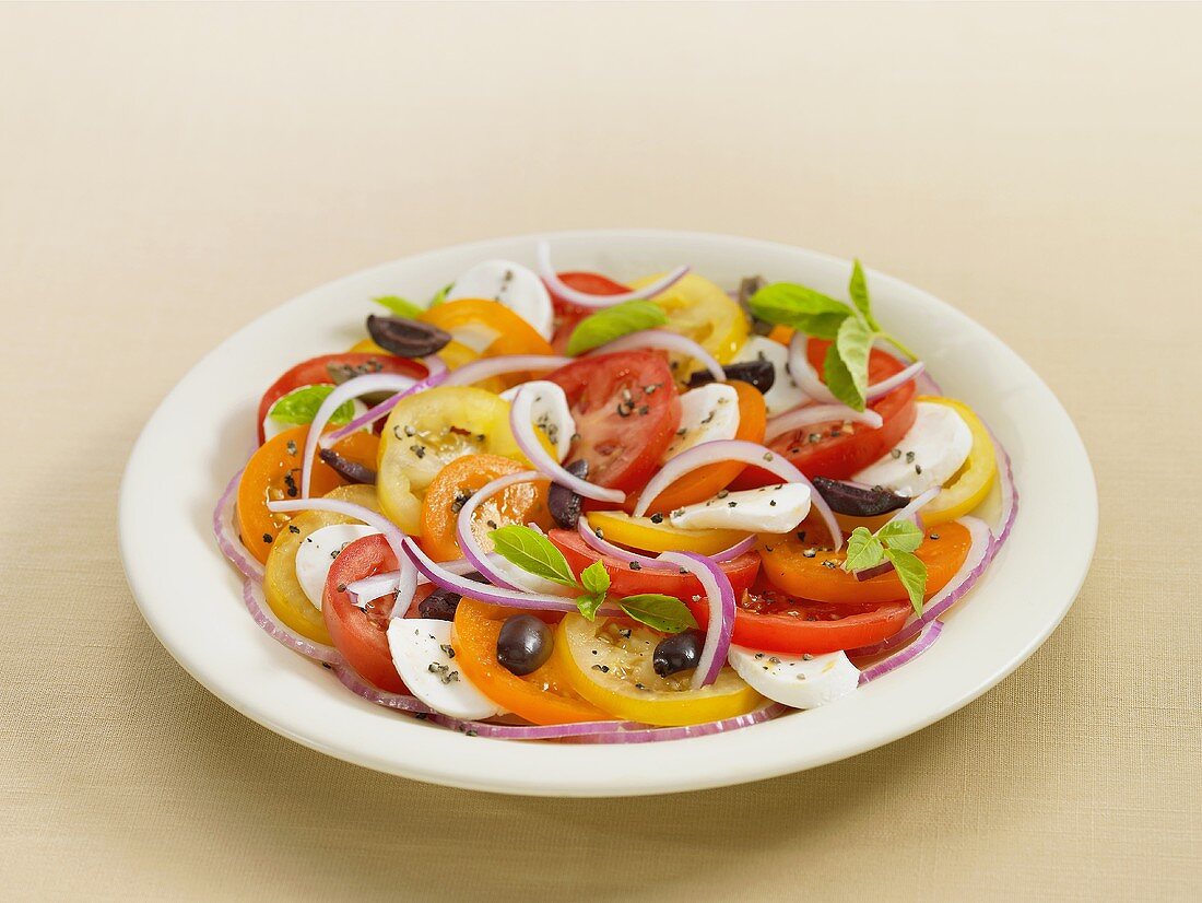 Tomatensalat mit Mozzarella und Basilikum