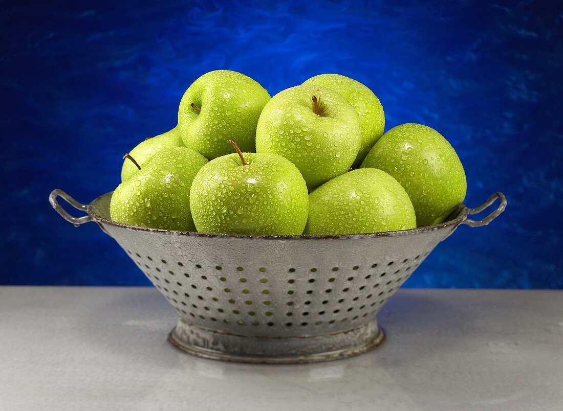 Frisch gewaschene Granny Smith Äpfel im Abtropfsieb