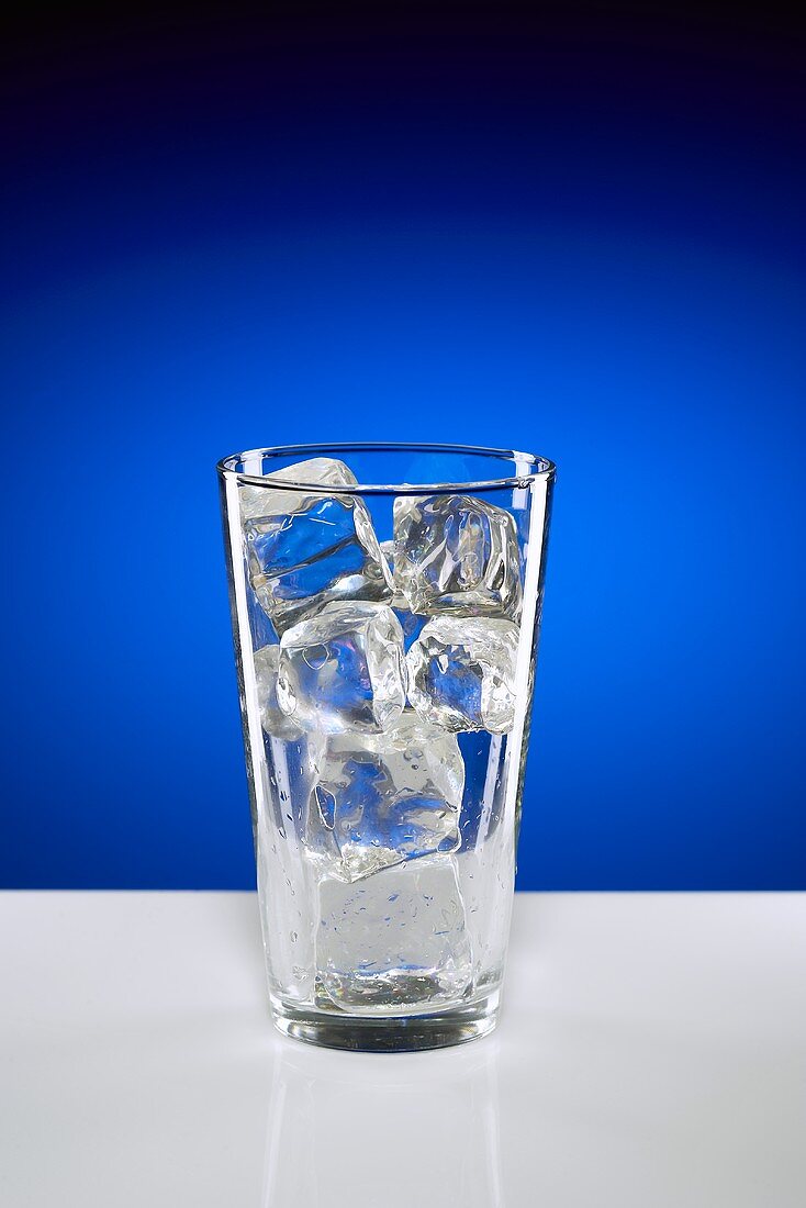 Glas mit Eiswürfeln