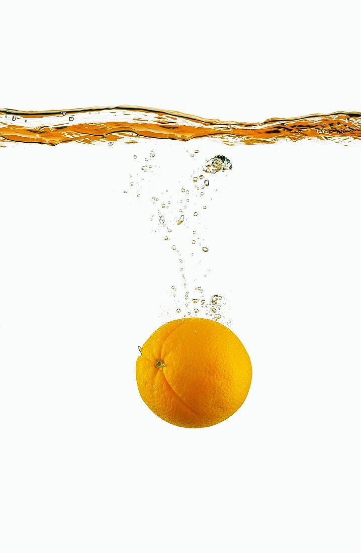 Orange fällt ins Wasser