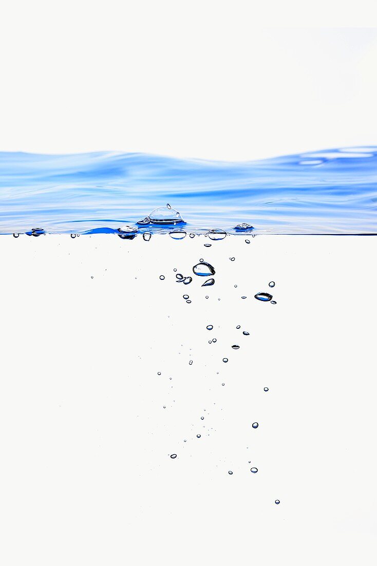 Bewegte Wasseroberfläche mit Luftblasen