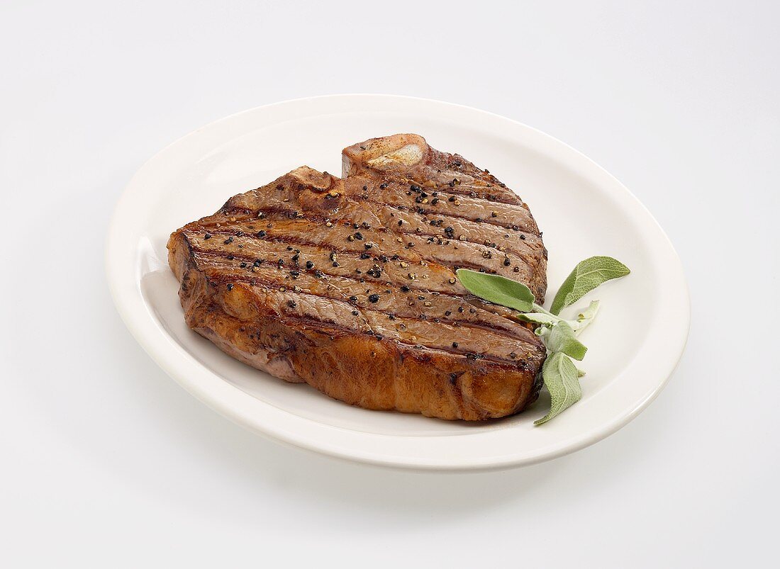 Gegrilltes Porterhousesteak mit Pfeffer und Salbei