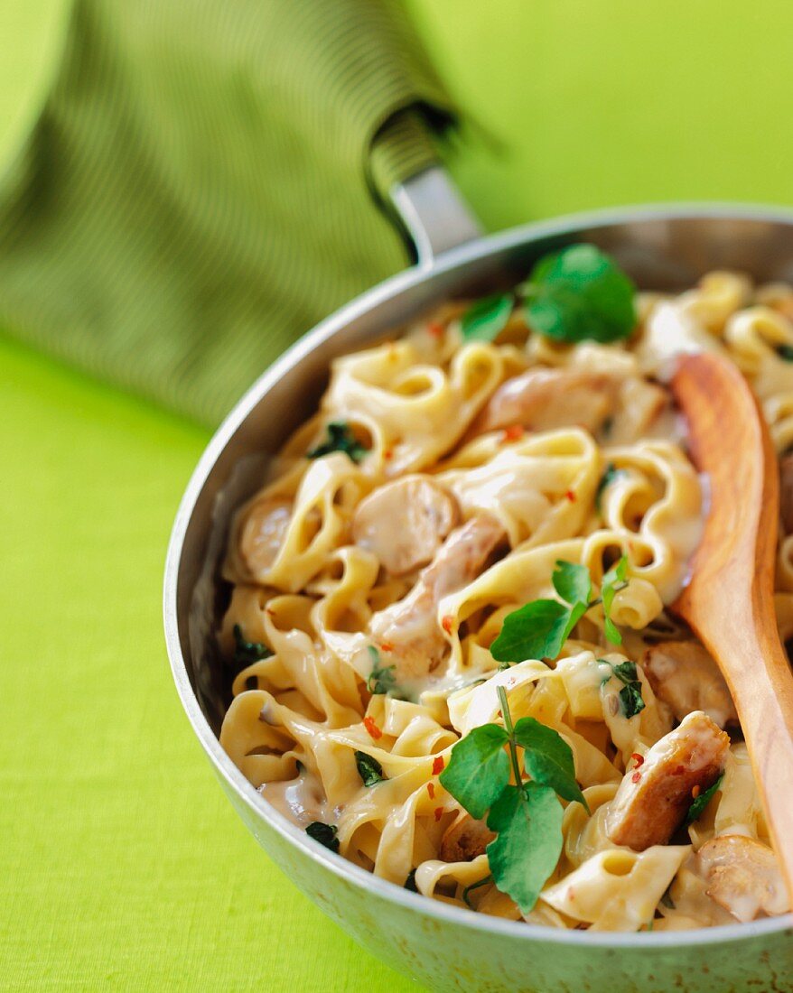 Fettucine in Pfanne mit Pilzen und Brie