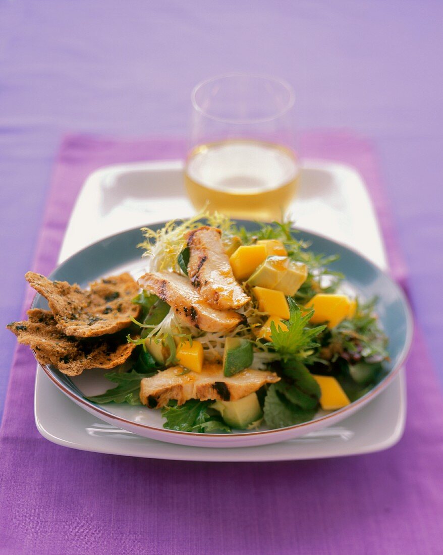 Blattsalat mit Hähnchen, Mango, Avocado und Pitachips