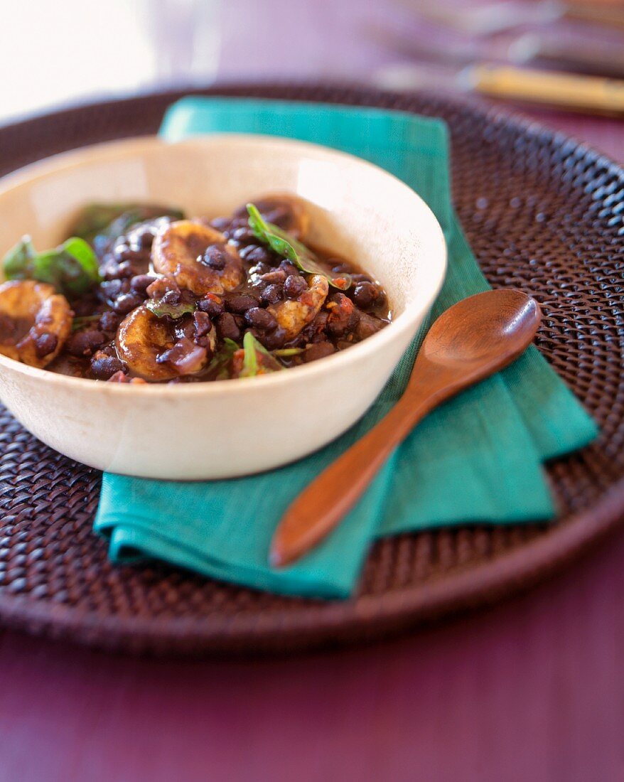 Schwarze Bohnen mit Chipotle Chilischoten und Gnocchi