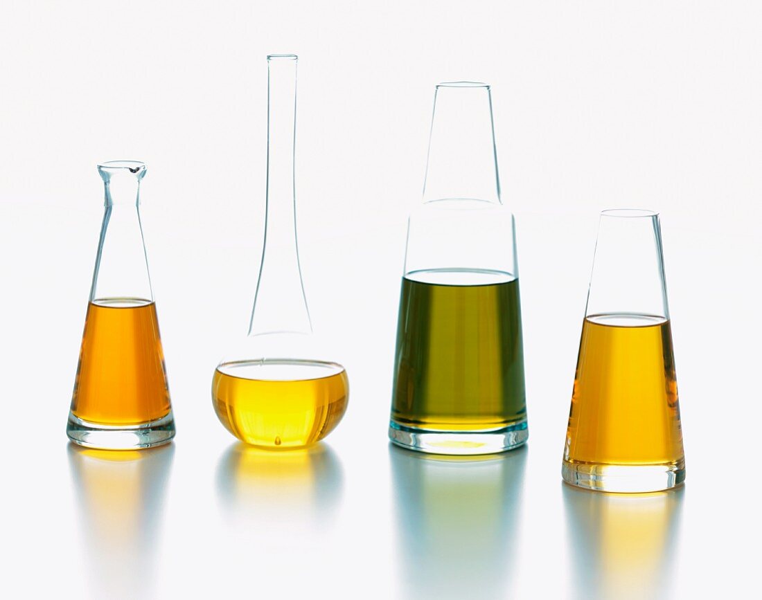 Vier verschiedene Ölsorten in Karaffen