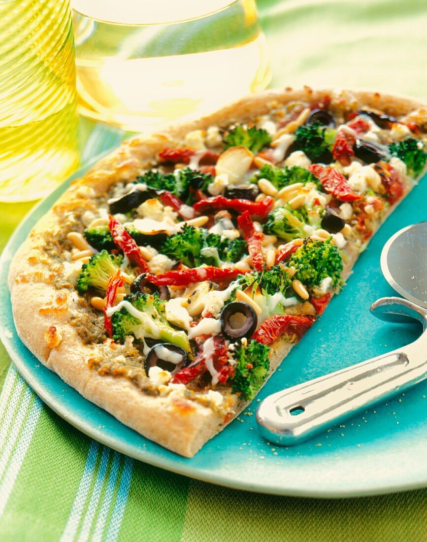 Halbe Pizza mit Brokkoli, Oliven und getrockneten Tomaten