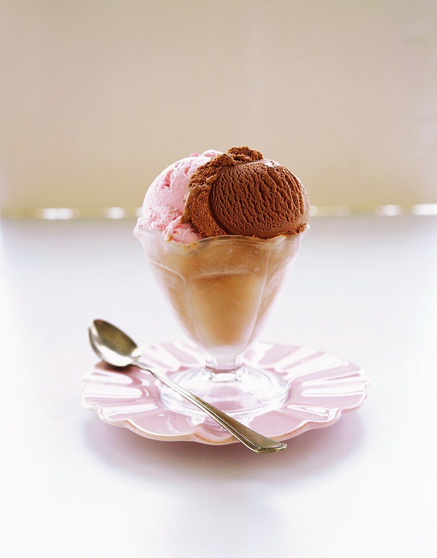 Schokoladen-Erdbeer-Eis im Glas
