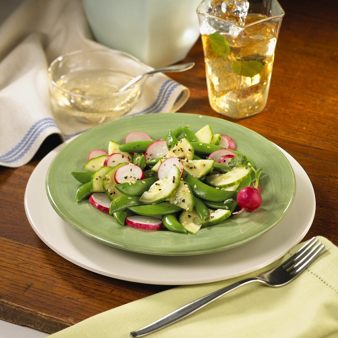 Zuckerschotensalat mit Radieschen, Gurken und Sesam