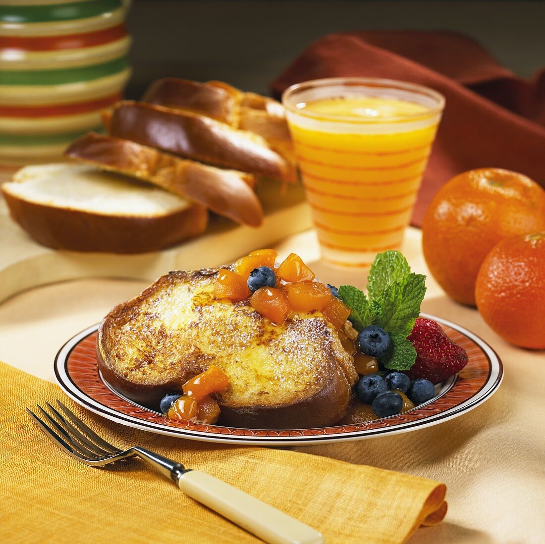 Challah French Toast mit Aprikosensauce und Orangensaft (USA)