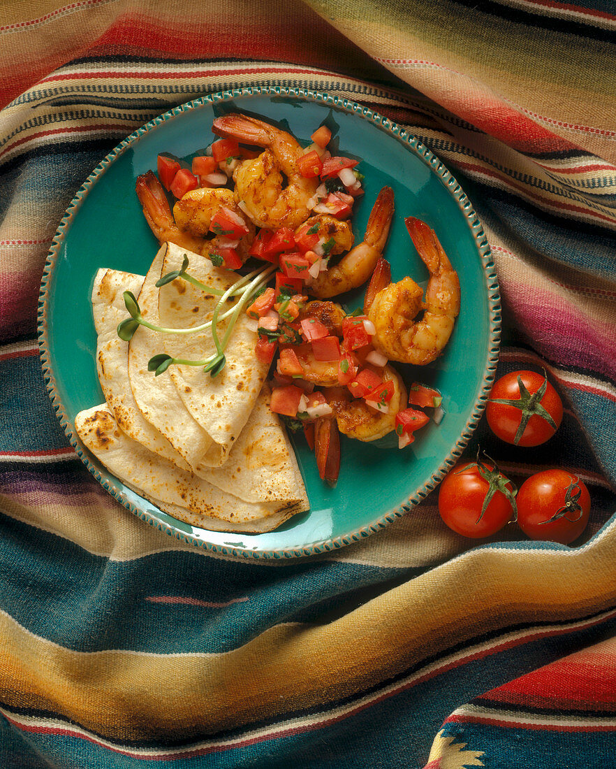 Shrimps, Tomaten und Tortillas für Fajitas