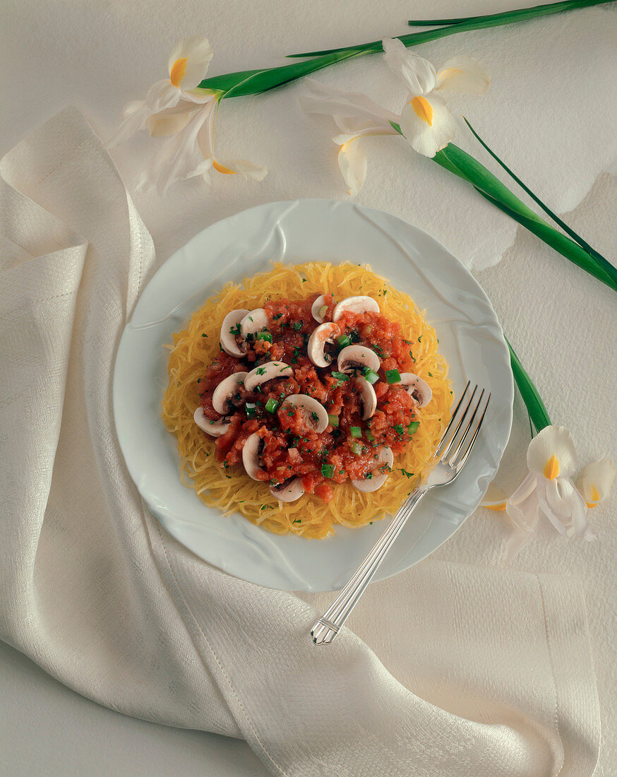 Spaghettikürbis mit Tomaten-Pilz-Sauce