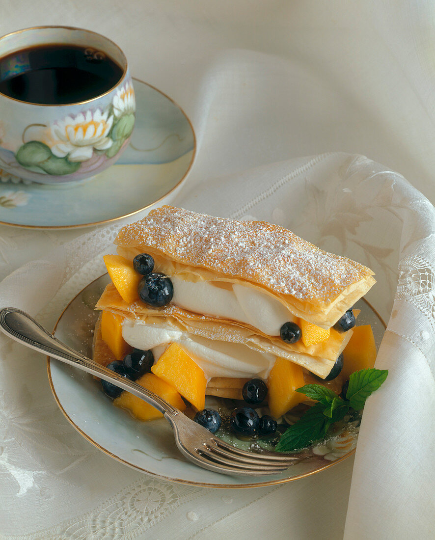 Napoleon mit Heidelbeeren und Melone, Kaffeetasse