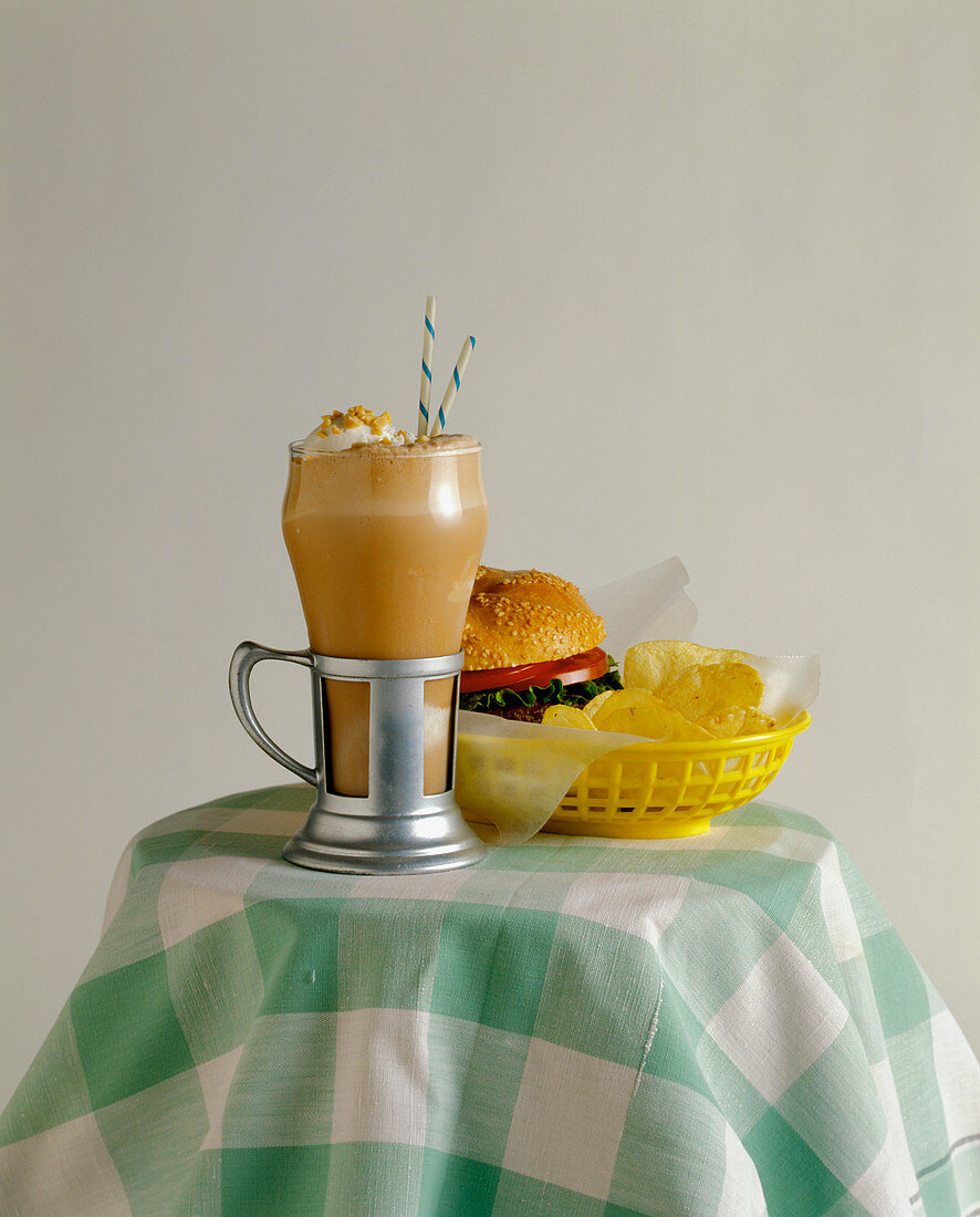 Eisschokolade, Hamburger und Kartoffelchips