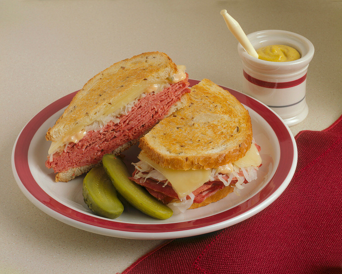 Reuben Sandwich mit Gewürzgurken und Senf