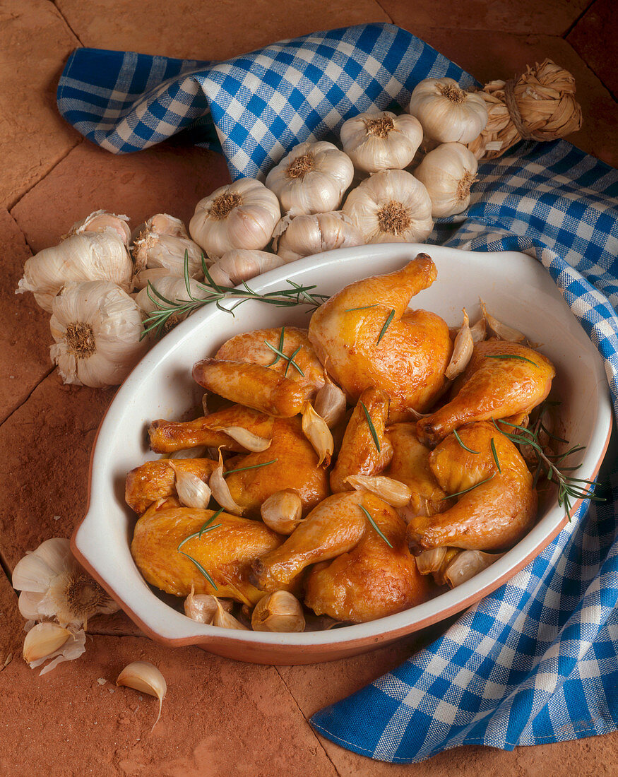 Gebratene Hähnchenteile mit Knoblauch und Rosmarin