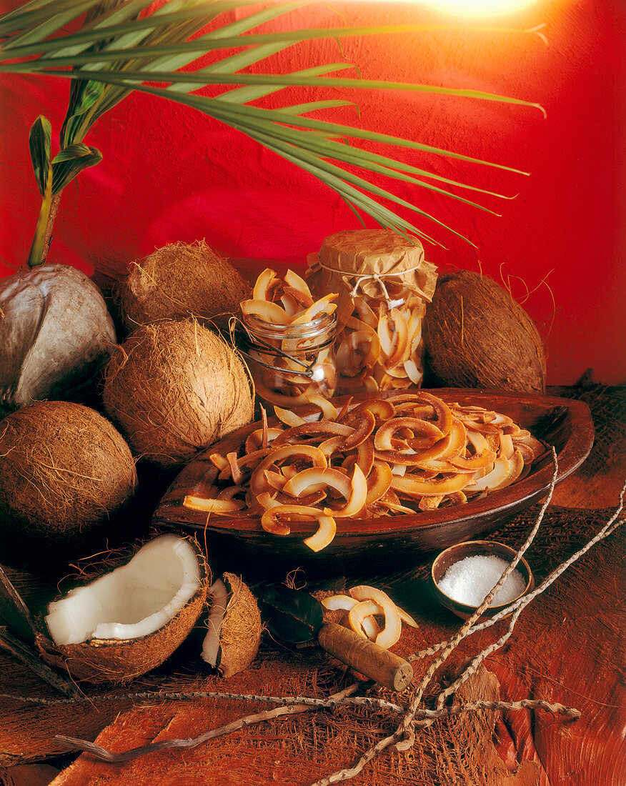 Kokoschips und frische Kokosnüsse