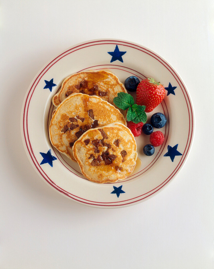 Wurst-Pancakes mit Beeren und Ahornsirup (USA)