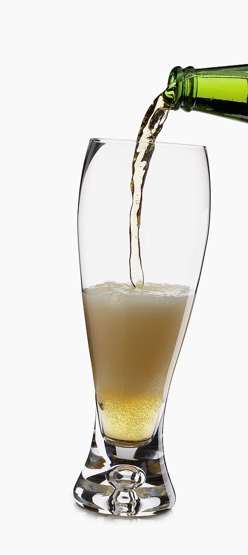 Helles Bier in Glas einschenken