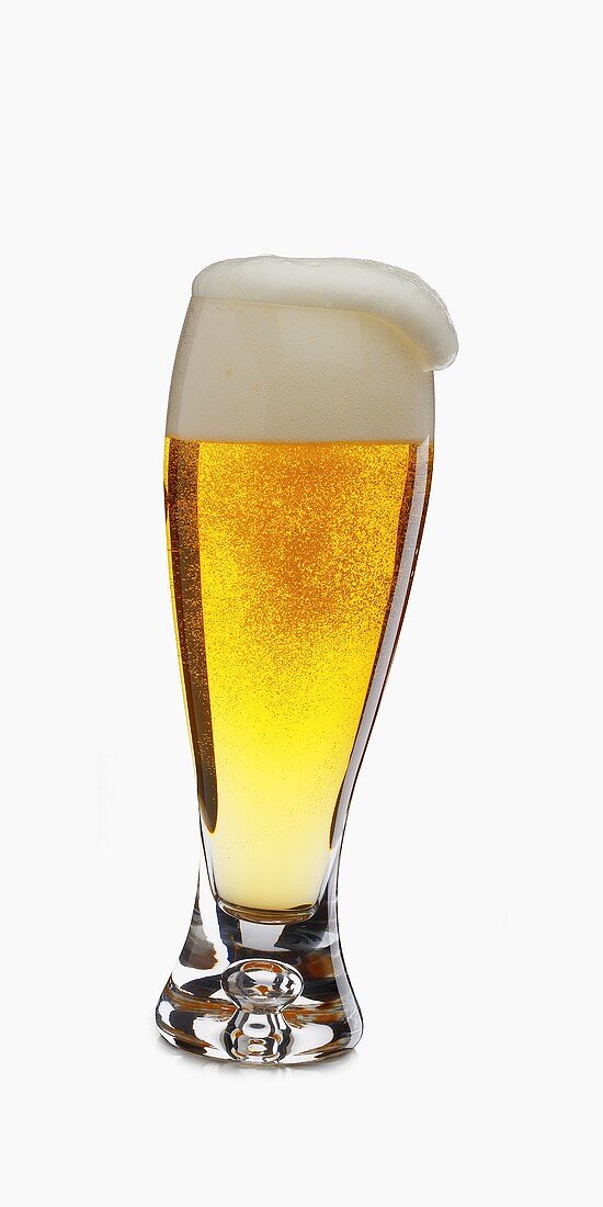 Helles überschaumendes Bier im Glas