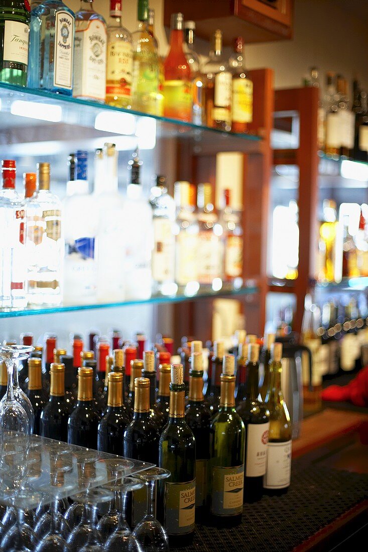 Verschiedene Weinflaschen und Spirituosen in einer Bar