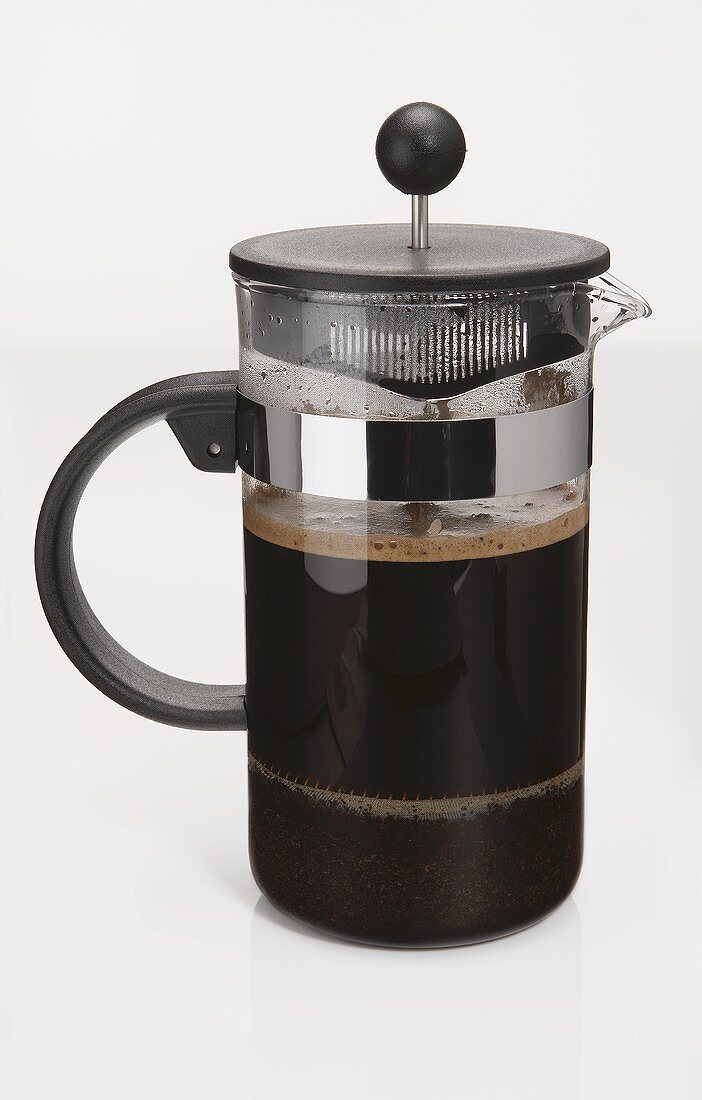 Kaffeebereiter mit Kaffee