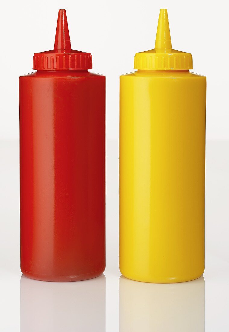 Ketchup und Senf in Plastikflaschen