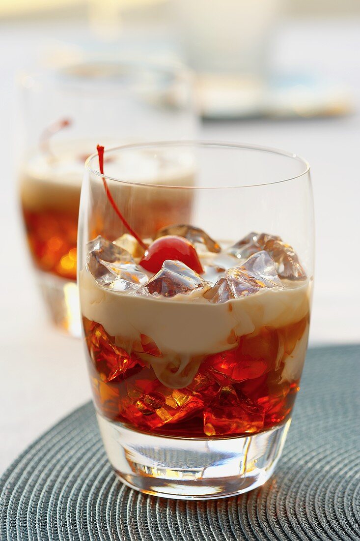 White Russian Cocktail mit Eiswürfeln