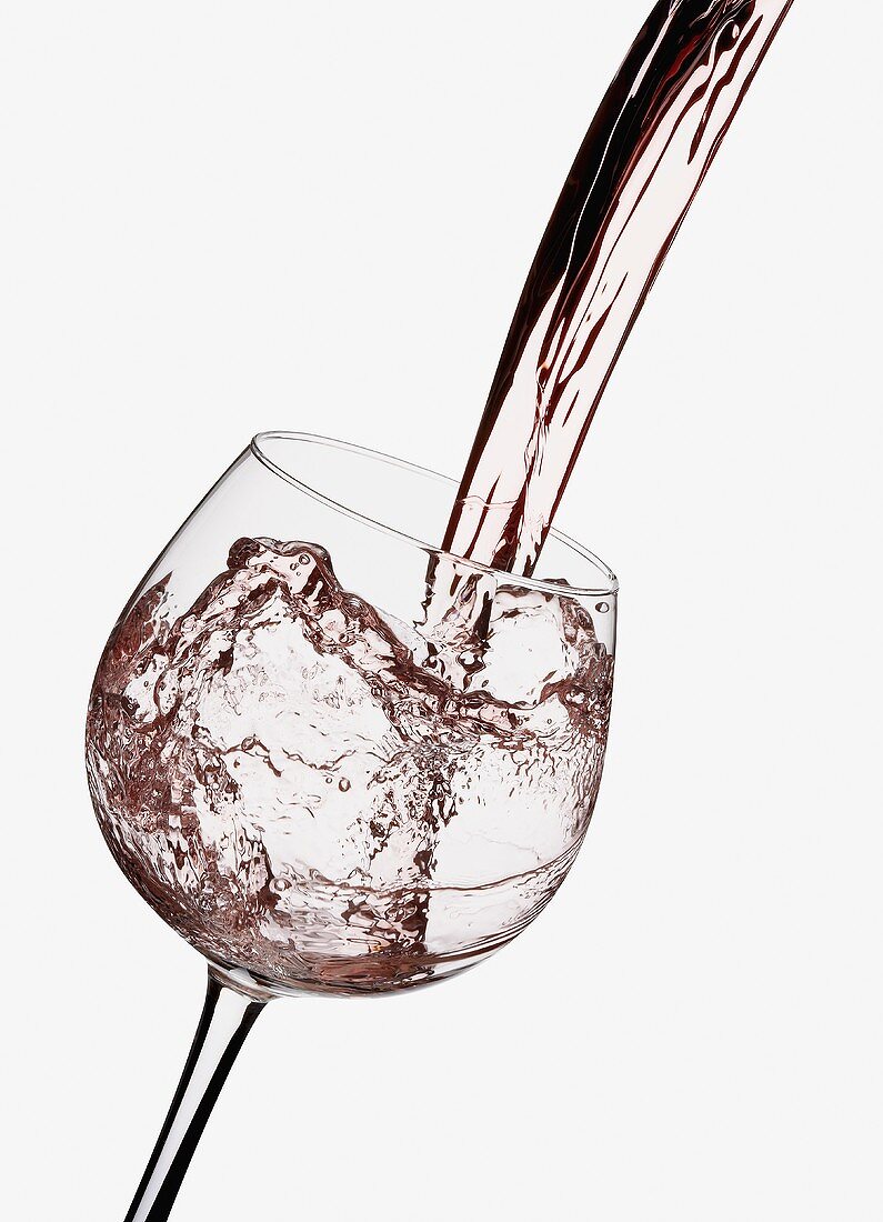 Rosewein in Glas einschenken