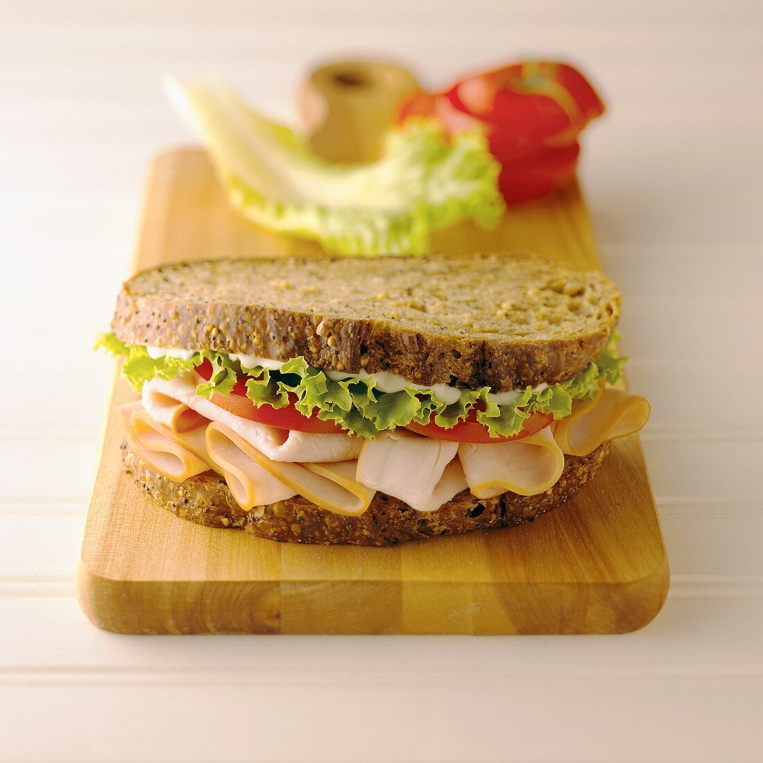 Vollkornbrot mit Putenbrust, Salat und Tomaten