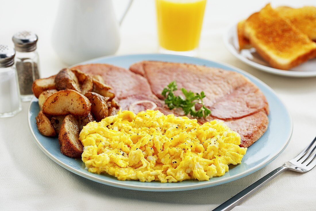 Rührei mit Schinken und Bratkartoffeln